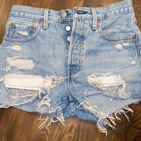 Women’s distressed LEVI’S 501 shorts size 24